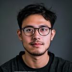 草榴技术讨论区Python版块版主头像，年轻男性开发者，戴眼镜专注表情